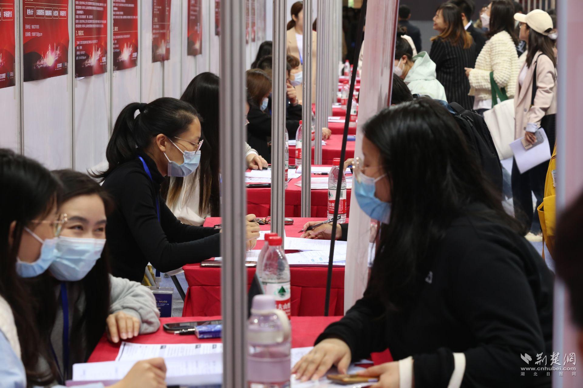 女大学穿生文胸照片_51888 团购会 宜兴花园豪生_大学生招聘会