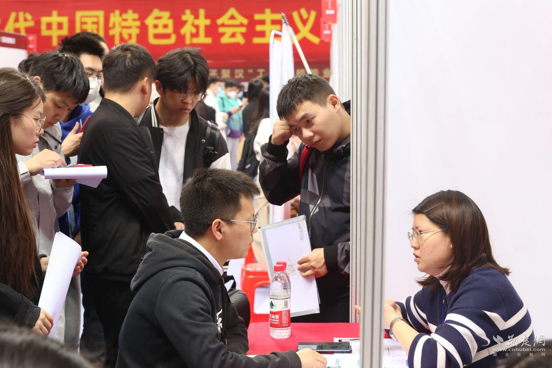 女大学穿生文胸照片_大学生招聘会_51888 团购会 宜兴花园豪生