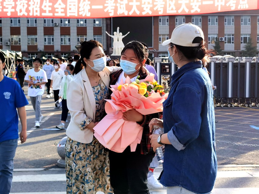 家长送上鲜花祝贺孩子高考结束。（白城市委宣传部供图）